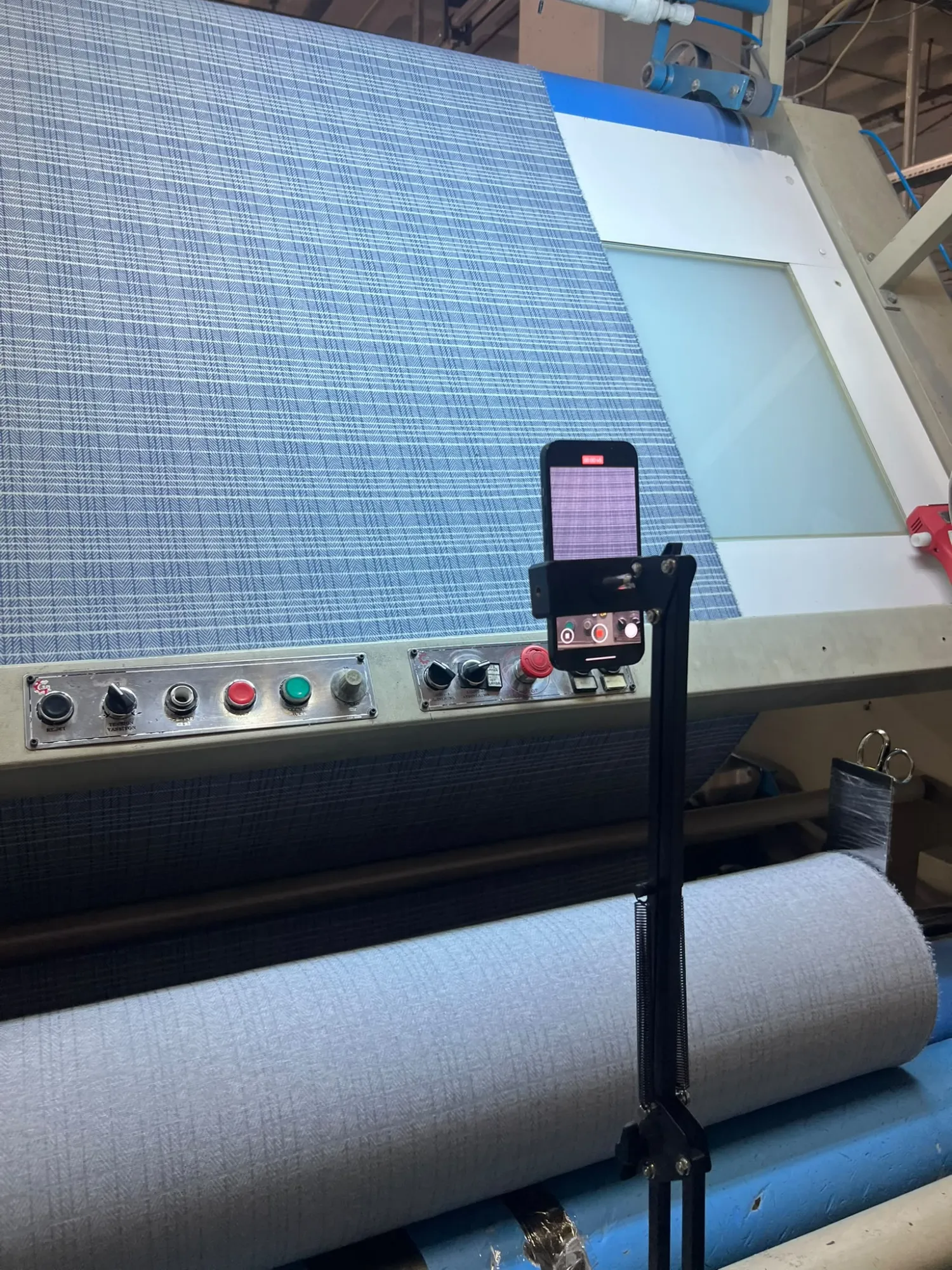 Real-time quality control of moving fabric with an AI camera on the fabric inspection machine